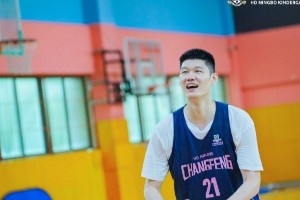 太像！胡金秋晒和双胞胎儿子合影：节日快乐 老父亲今天去学校了