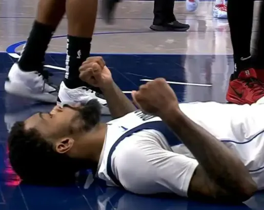 华体会官方网站-马绍尔与马瑟林身体相撞后受伤，随后独自返回更衣室